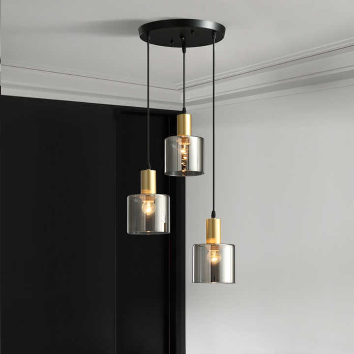 Suspension design en noir avec or et verre fumé