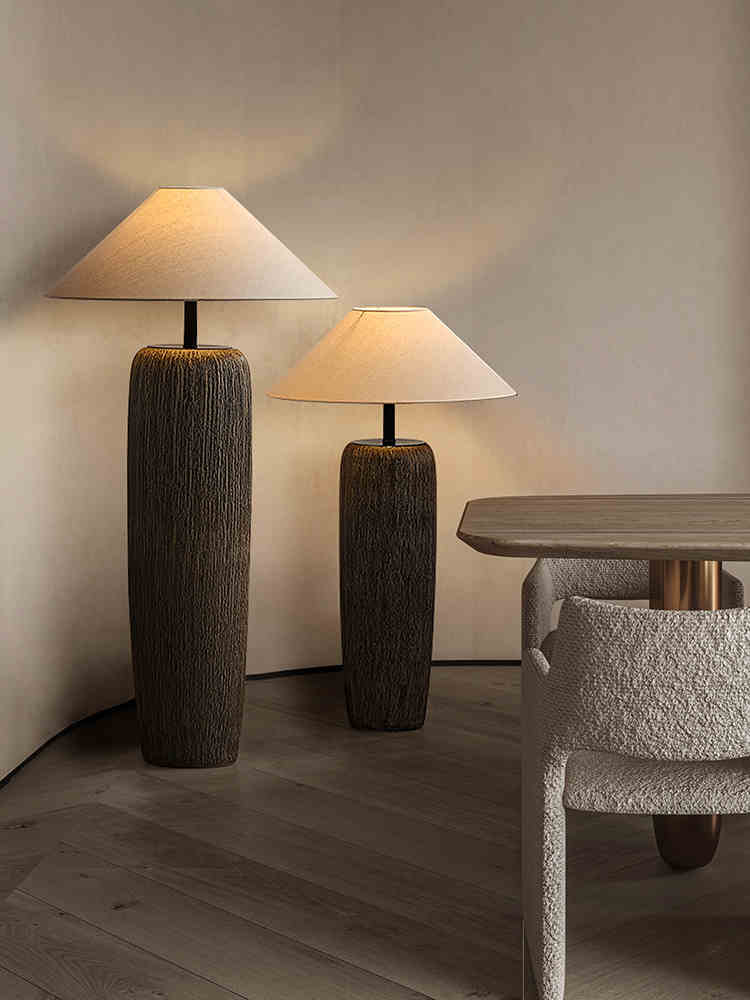 Lampadaire en bois vieilli