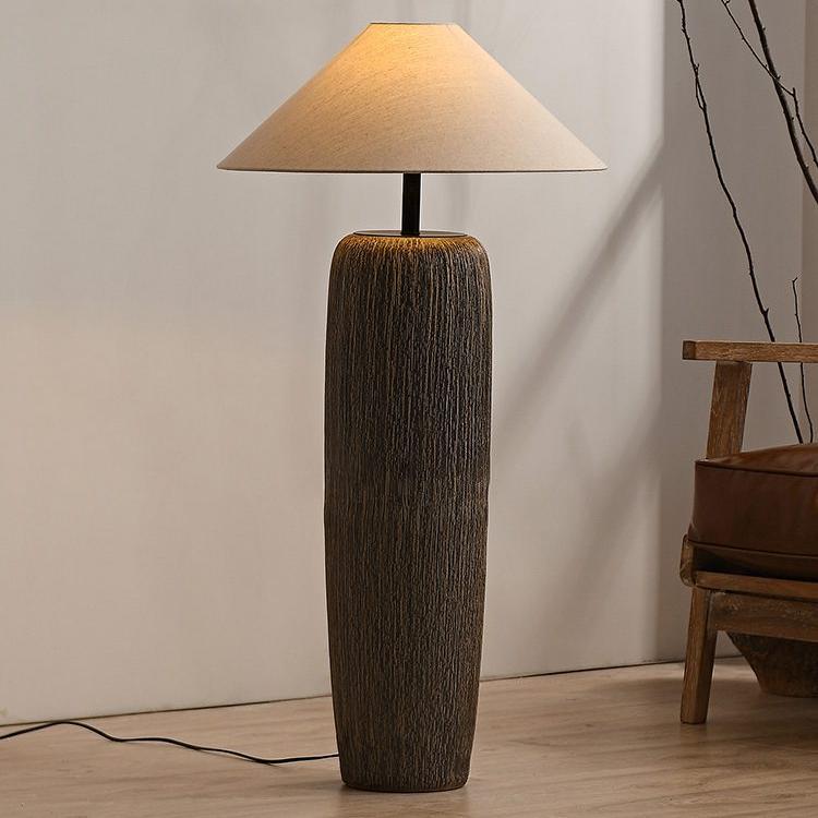 Lampadaire en bois vieilli