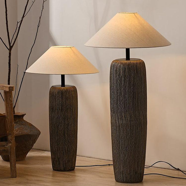 Lampadaire en bois vieilli