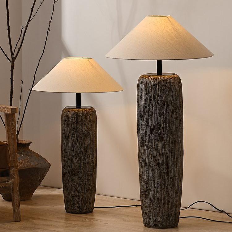 Lampadaire en bois vieilli